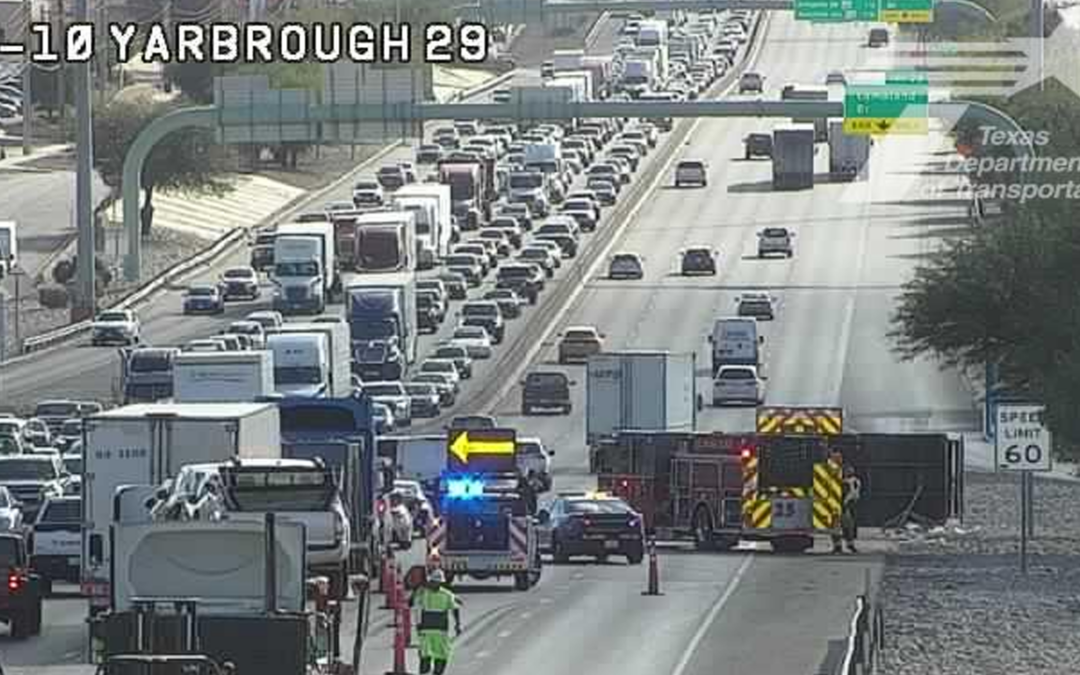 Volcadura de camión en la I-10 cerca de Yarbrough: Tráfico lento en El Paso