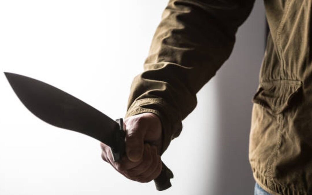 Hombre Detenido por Amenazar a Sus Hermanas con un Machete en GAM Tras Intoxicación