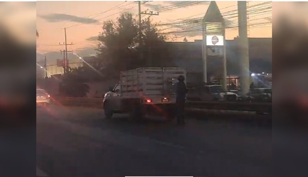 Joven en patines se agarra de camioneta en la avenida Miguel Alemán de Nuevo León, generando polémica
