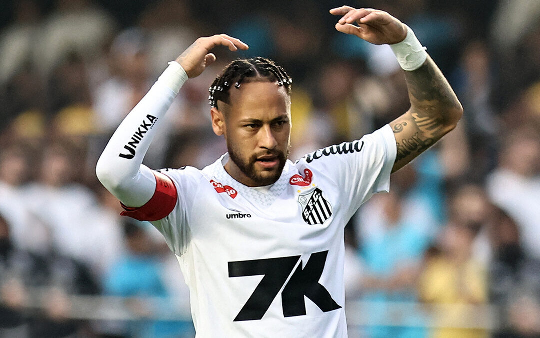 Neymar brilla con un triplete y salva a Santos del descenso