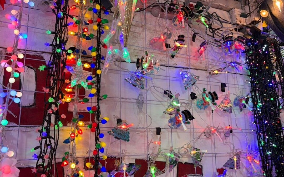 Reparación de Luces Navideñas: Tradición de 70 Años en el Mercadito Navideño de Torreón