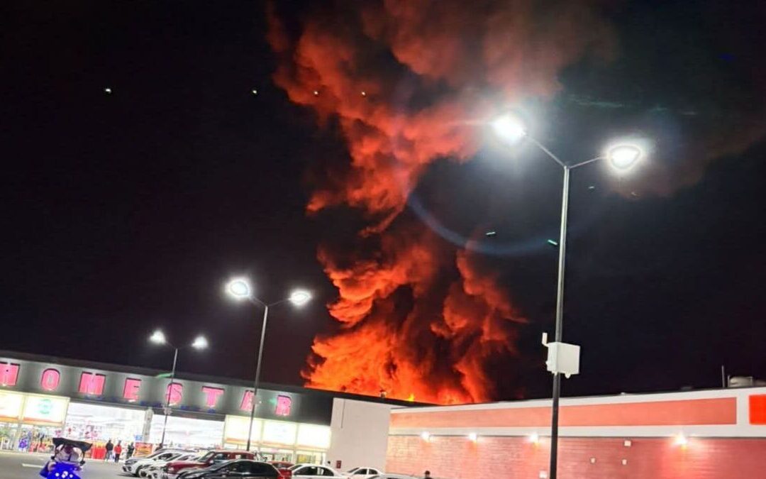 Incendio en fábrica de colchones en Ixtapaluca: evacuación en Plaza Pilares y alrededores