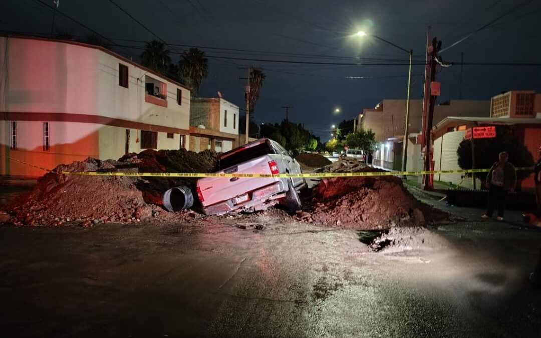 Camioneta cae en zanja de SIMAS Torreón, conductor logra escapar