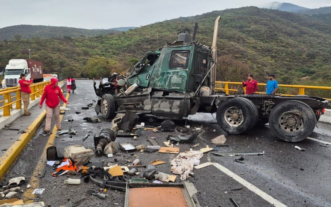 Accidentes en la autopista Guadalajara-Colima causan cierre total y 6 heridos